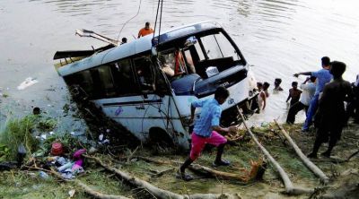 कर्नाटक में तालाब में बस के गिरने से 8 लोगों की मौत