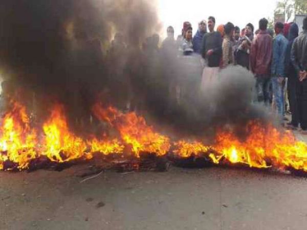 बिहार में ओवरलोडेड ट्रेक्टर ने अधेड़ को रौंदा, आक्रोशित लोगों ने सड़क पर लगाई आग