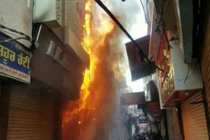 पंजाब के बाज़ार में भयानक आग, कई दुकाने ख़ाक