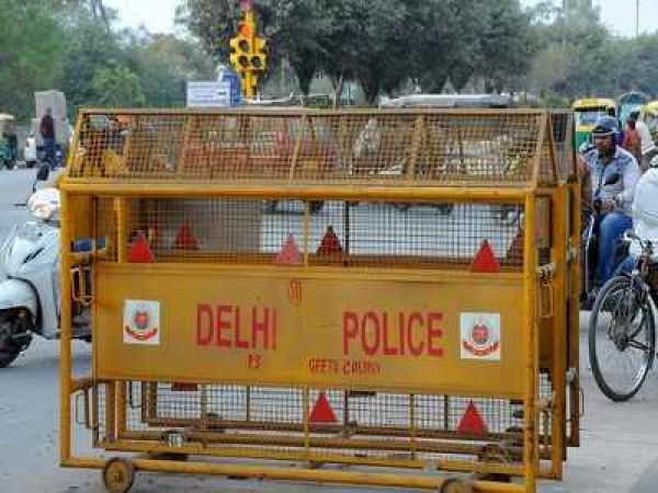 दिल्ली में पुलिस कॉन्सटेबल को एक किलोमीटर तक घसीटते हुए ले गयी, तेज रफ़्तार कार