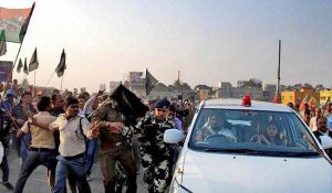 बाबुल सुप्रियो के काफिले पर TMC कार्यकर्ताओं का हमला