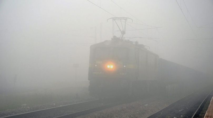 ठंड और कोहरे की चपेट में उत्तर भारत, आज भी कई ट्रेनें रद्द