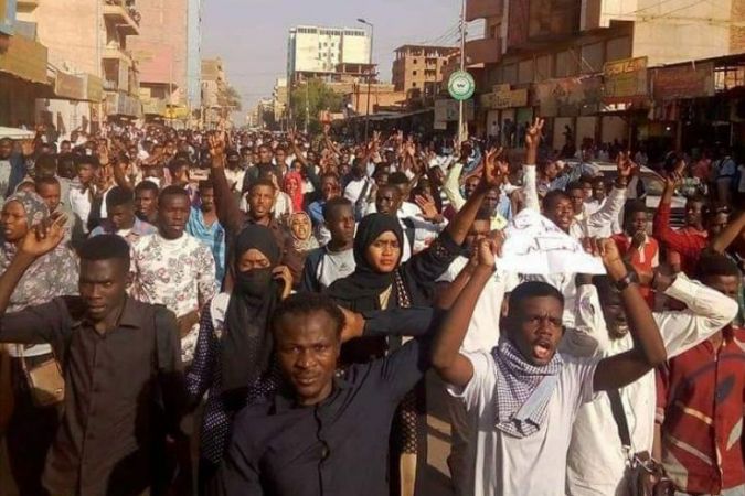 सूडान में ब्रेड के दाम बढ़ने को लेकर विरोध प्रदर्शन जारी, हिंसक झड़पों में अब तक मारे गए 40 लोग
