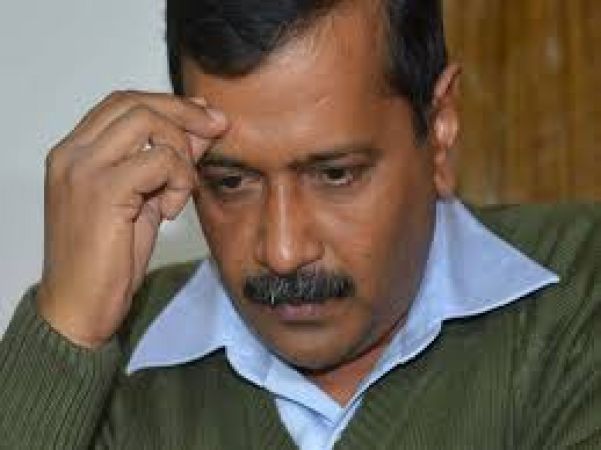 केजरीवाल सरकार पर छाए संकट के बादल