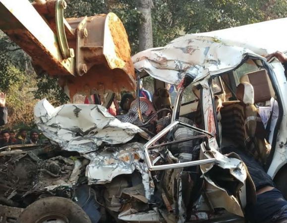 ट्रक-सूमों की भिड़ंत में 8 परीक्षार्थियों की मौत