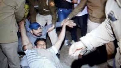 बवाना हादसे में दिल्ली सीएम को बीजेपी समर्थकों ने घेरा