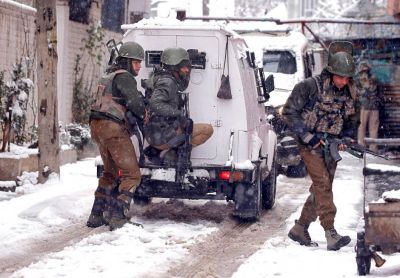 VIDEO: जम्मू कश्मीर में भारी बर्फ़बारी के बीच सेना ने दिखाया दम, दो आतंकियों को किया ढेर