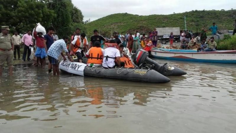 कर्नाटक: नाव डूबने से 8 लोगों की मौत, नौसेना ने 17 को सुरक्षित निकाला