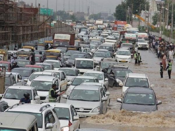 दिल्ली में बारिश के कारण धंसी सड़क, रोड पर लगी वाहनों की कतार