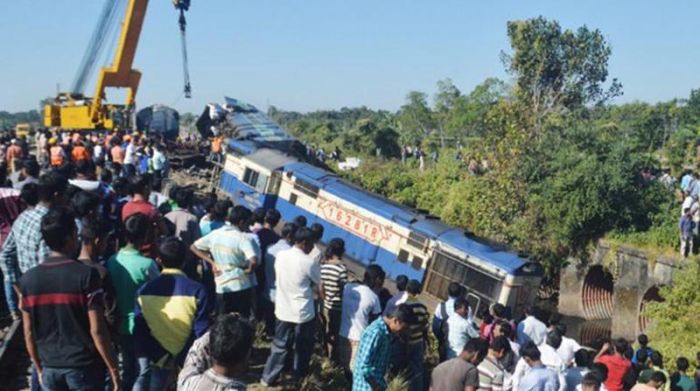 जगदलपुर - भुवनेश्वर रेल हादसा : अब तक 27 लोगों की मौत, पटरियों से छेड़छाड़ की आशंका