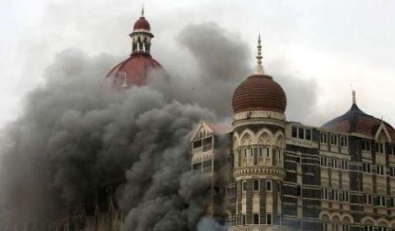 पाकिस्तान की अदालत ने मुंबई हमला मामले की सुनवाई पर लगाई रोक