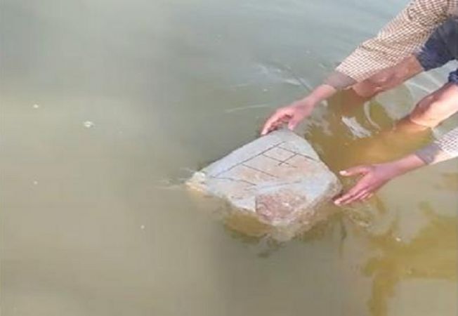 यमुना नदी में राम नामी पत्थर पानी पर तैरता मिला
