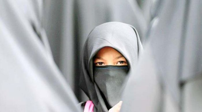 हिजाब के चलते मुस्लिम छात्रा पर प्रतिबंध