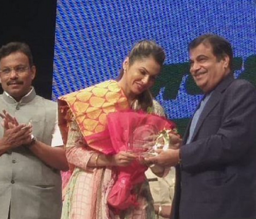 बॉलीवुड अभिनेत्री ईशा कोप्पिकर ने थामा भाजपा का दामन, नितिन गडकरी ने दिलवाई सदस्यता