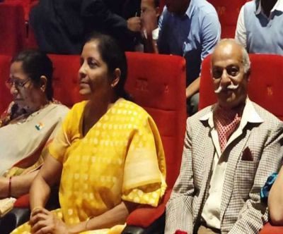 सेना के अधिकारीयों और जवानों के साथ रक्षामंत्री निर्मला सीतारमण ने देखी फिल्म 'उरी'