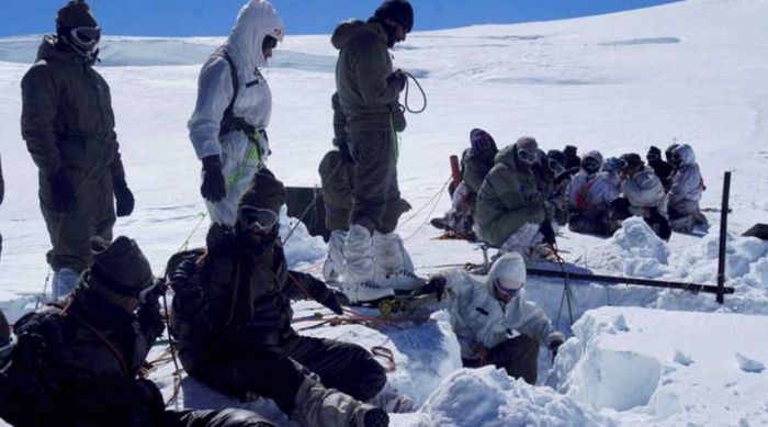 बर्फीला मार्ग धंसने से सेना के 5 जवान दबे बर्फ के नीचे