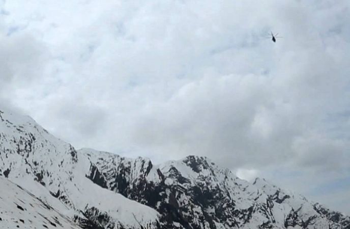 बर्फबारी के कारण रोहतांग पास बंद होने से हेलिकॉप्टर उड़ान बंद