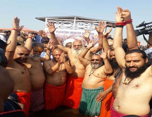प्रयागराज : कैबिनेट बैठक के बाद संगम पर गंगा स्नान करने पहुंचे सीएम योगी