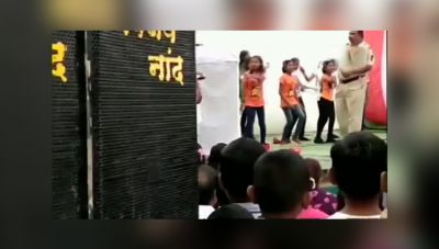 गणतंत्र दिवस पर नृत्य कर रही बच्चियों पर नोट उड़ा रहा कांस्टेबल, वीडियो हुआ वायरल