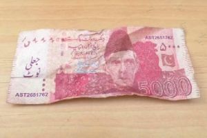 गुब्बारे से बंधा मिला 5 हजार का पाकिस्तानी  नोट