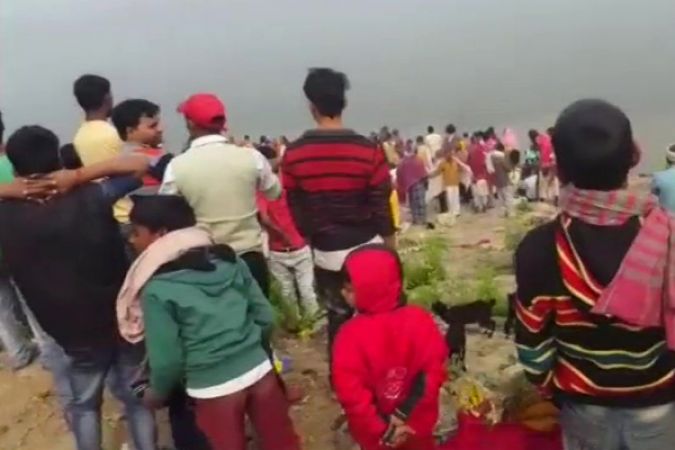 बिहार में पलटी श्रद्धालुओं से भरी नाव, 5 लोगों की मौत