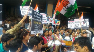 ईंधन की बढ़ती कीमतों के खिलाफ महाराष्ट्र में कांग्रेस ने किया प्रदर्शन