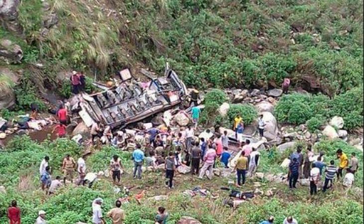 उत्तराखंड: खाई में गिरी बस 22 लोगों की मौत