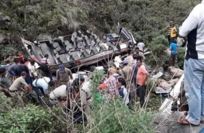 उत्तराखंड: 100 मीटर खाई में गिरी बस, 46 लोगों की मौत
