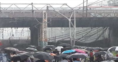 मुंबई में भारी बारिश से ब्रिज गिरा कई लोगों के दबे होने की आशंका