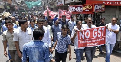 सूरत के कारोबारियों ने किया GST का विरोध, पुलिस ने किया लाठीचार्ज
