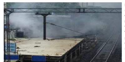 बारिश से बेहाल मुंबई के रेलवे स्टेशन पर आग