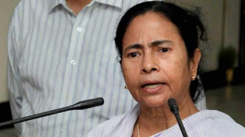 पश्चिम बंगाल की मुख्यमंत्री ममता बनर्जी ने लगाए राज्यपाल पर आरोप