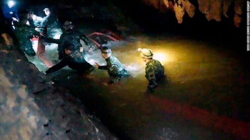 थाईलैंड गुफा से बच्चे एक साथ नहीं निकल सकते
