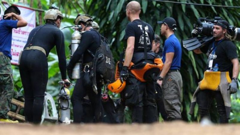 थाईलैंड: गुफा से बच्चों को निकालने में लगे एक कमांडो की मौत