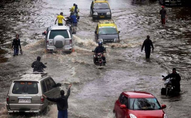 मुंबई : 'मायानगरी' से फिर ख़फ़ा हुआ मौसम, भारी बारिश से जीवन अस्त-व्यस्त