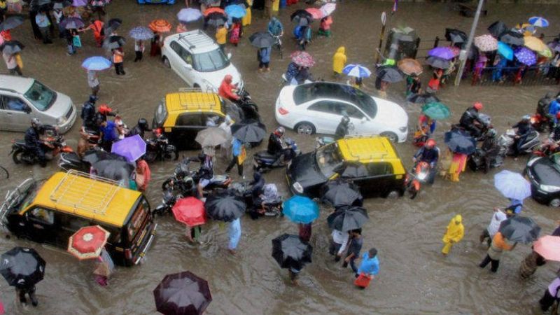 भारी बारिश से मुंबई में फिर लौटेगा 13 साल पुराना इतिहास, स्कूल-कॉलेज बंद