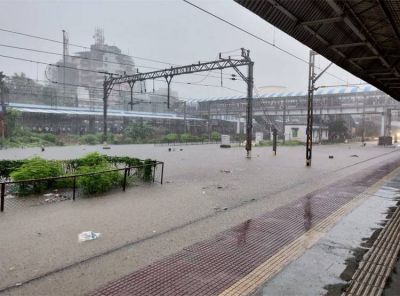मुंबई बारिश: चौथे दिन भी जारी है बारिश का कहर,अस्त व्यस्त हुआ शहर