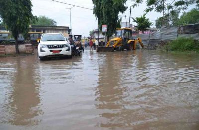 देवास: जलमग्न वार्ड की पार्षद के पति ने नाले में दिया धरना