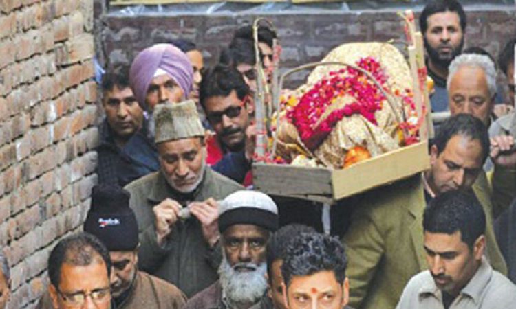 कश्मीरी पंडित के अंतिम संस्कार में शामिल हुए मुसलमान