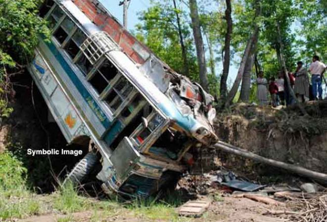 अमरनाथ यात्रियों से भरी बस खाई में गिरी, हादसे में 11 दर्शनार्थियों की मौत
