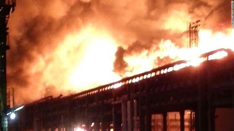 दो मंजिला भवन में लगी आग, 22 लोग झुलसे