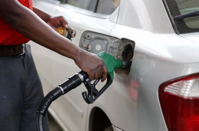 जनता से फिर खिलवाड़ पेट्रोल के दाम में मामूली कटौती