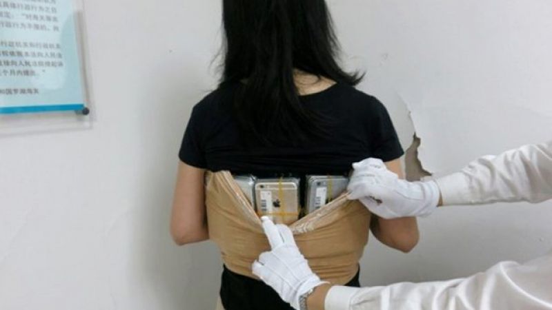अपने कपड़ों में छुपाकर 102 फोन ले जाने वाली चीनी महिला गिरफ्तार