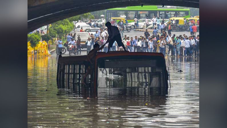 दिल्ली डूबने का खतरा बढ़ा, उफान पर हैं कई नदियां