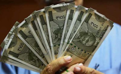 100 की जगह निकले एटीएम से 500 रुपए के नोट, अब बैंक कर्मचारी लगा रहे है ग्राहकों के घर के चक्कर