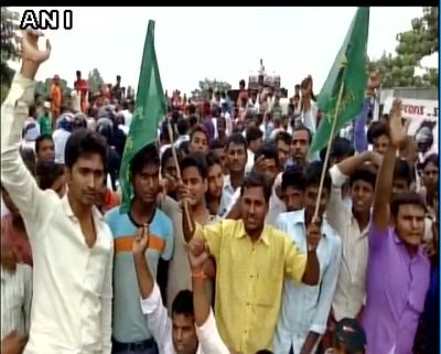 नितीश के खिलाफ सड़क पर उतरी RJD, पुरे बिहार में मनाया जा रहा विश्वासघात दिवस
