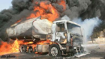आगरा: पेट्रोल टैंकर व ट्रैक्टर की भिड़ंत के बाद लगी आग पांच की मौत, तीन दर्जन लोग घायल