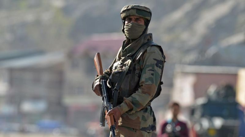 कश्मीर में मुठभेड़ के दौरान सुरक्षा बल ने 2 आतंकियों को किया ढेर
