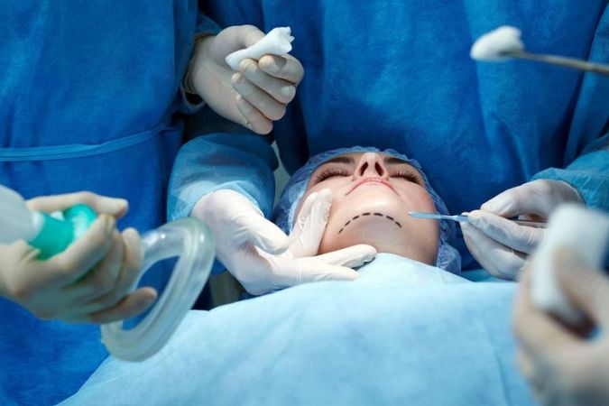 चीन में महिला ने क़र्ज़ चुकाने से बचने के लिए कराई प्लास्टिक सर्जरी