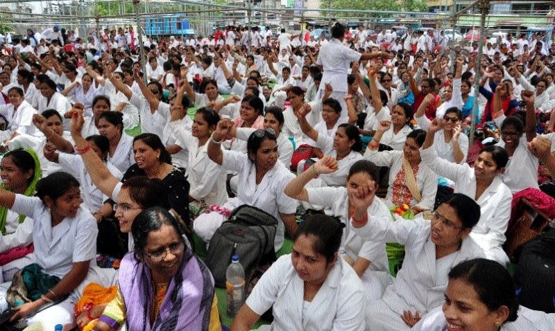 रायपुर में हड़ताल पर बैठी नर्सों को पुलिस ने गिरफ्तार किया